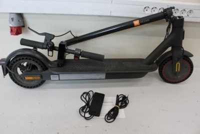 SALE OUT. Xiaomi Mi Electric Scooter Pro 2 (Black) | Xiaomi Mi Electric Scooter Pro 2 | 600 W | 25 km/h | 24 month(s) | Black | DAMAGED PACKAGING, SCRATCHED, DIRTY, MISSING KEY, SCREWS, MANUAL