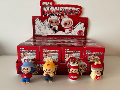 Labubu x Coca-Cola kolekcionējama atslēgu piekariņš(1 gab.atslēgu piekariņa figūriņa aklā kastītē)